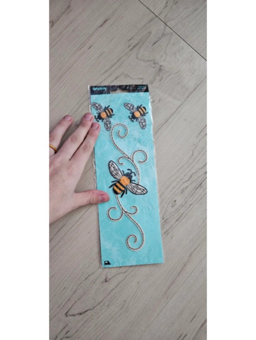 Simplicity embroidered bee iron-on appliqué set